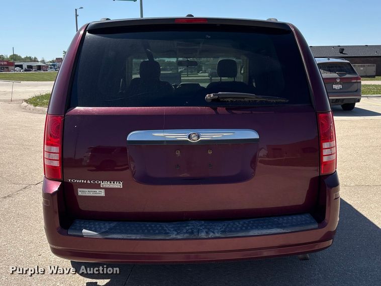 image for item FG2989 2008 Chrysler Town And Country van