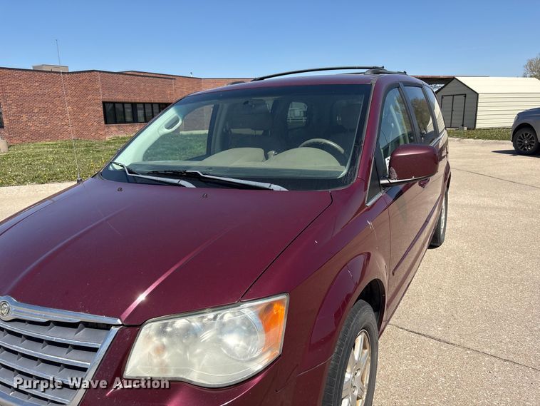 image for item FG2989 2008 Chrysler Town And Country van