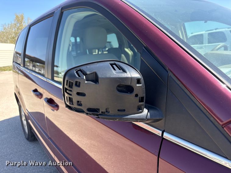 image for item FG2989 2008 Chrysler Town And Country van