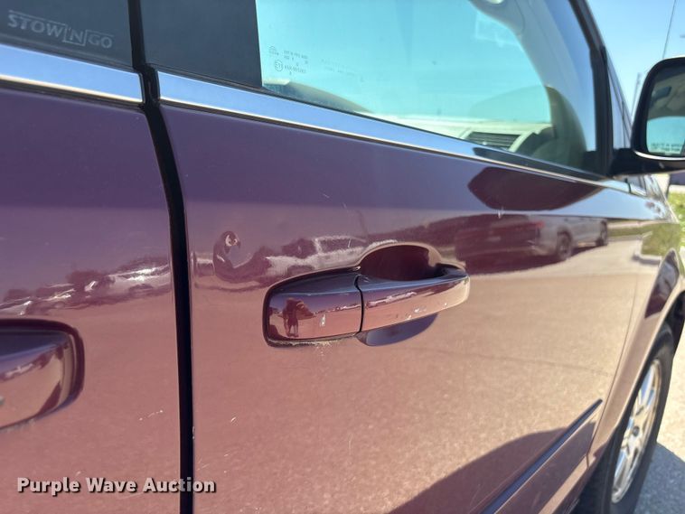 image for item FG2989 2008 Chrysler Town And Country van