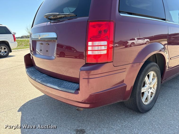 image for item FG2989 2008 Chrysler Town And Country van