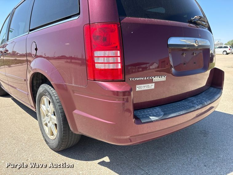 image for item FG2989 2008 Chrysler Town And Country van
