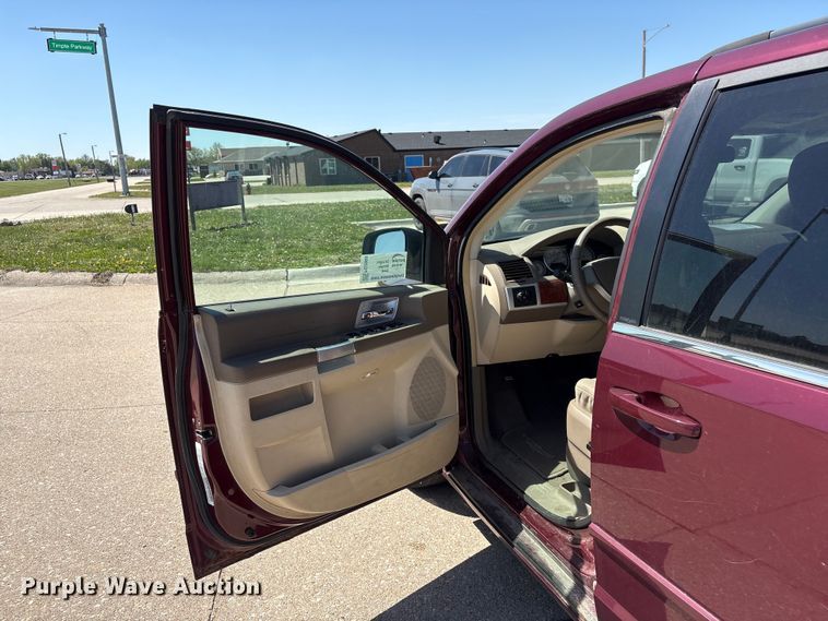 image for item FG2989 2008 Chrysler Town And Country van