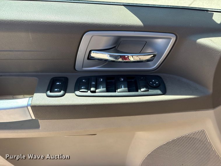 image for item FG2989 2008 Chrysler Town And Country van