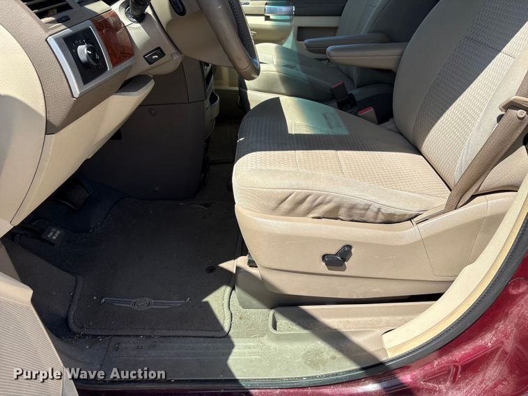 image for item FG2989 2008 Chrysler Town And Country van