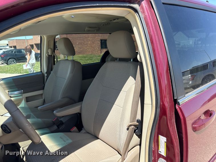 image for item FG2989 2008 Chrysler Town And Country van