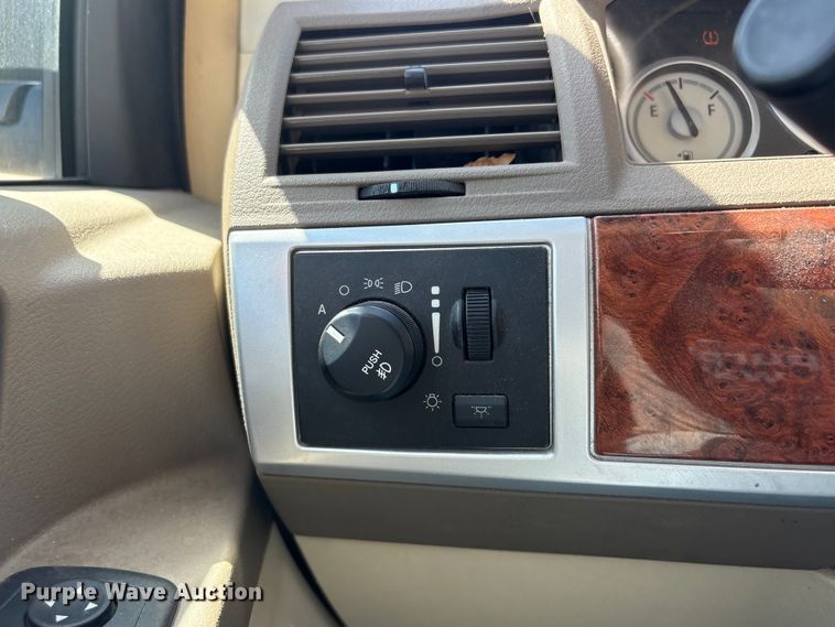 image for item FG2989 2008 Chrysler Town And Country van