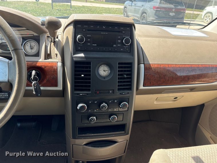 image for item FG2989 2008 Chrysler Town And Country van
