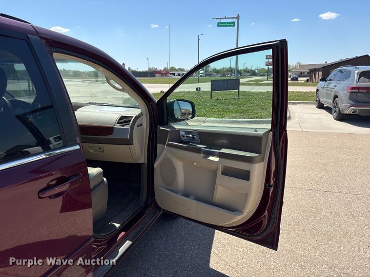 image for item FG2989 2008 Chrysler Town And Country van