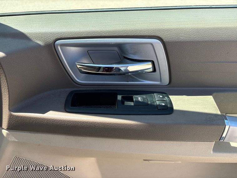 image for item FG2989 2008 Chrysler Town And Country van