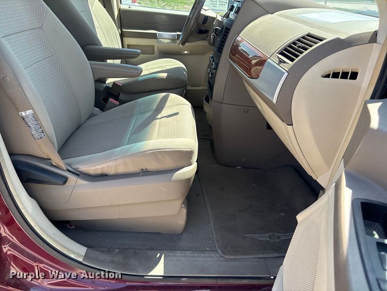 image for item FG2989 2008 Chrysler Town And Country van