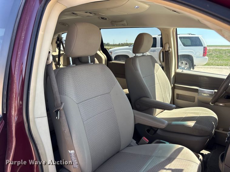 image for item FG2989 2008 Chrysler Town And Country van