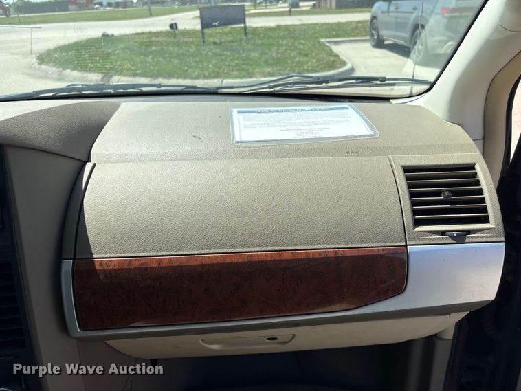 image for item FG2989 2008 Chrysler Town And Country van