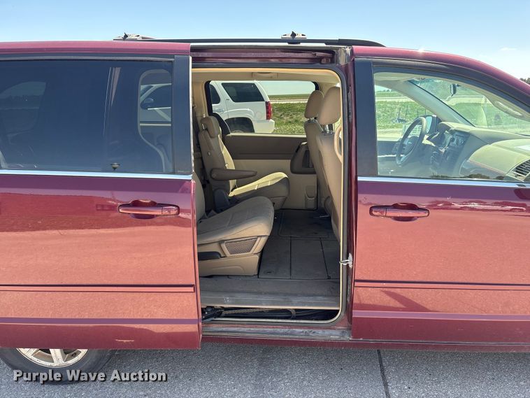 image for item FG2989 2008 Chrysler Town And Country van