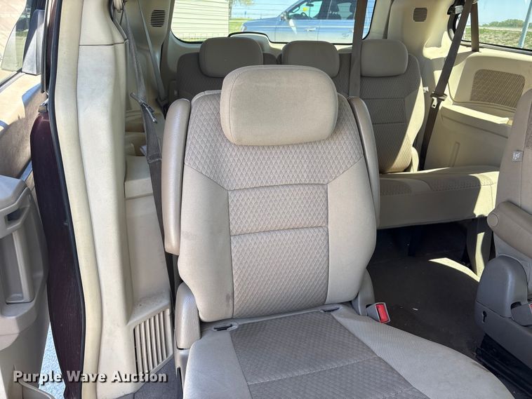 image for item FG2989 2008 Chrysler Town And Country van