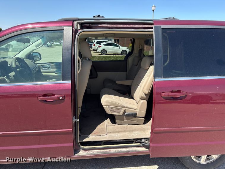 image for item FG2989 2008 Chrysler Town And Country van
