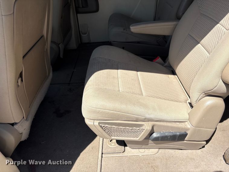 image for item FG2989 2008 Chrysler Town And Country van