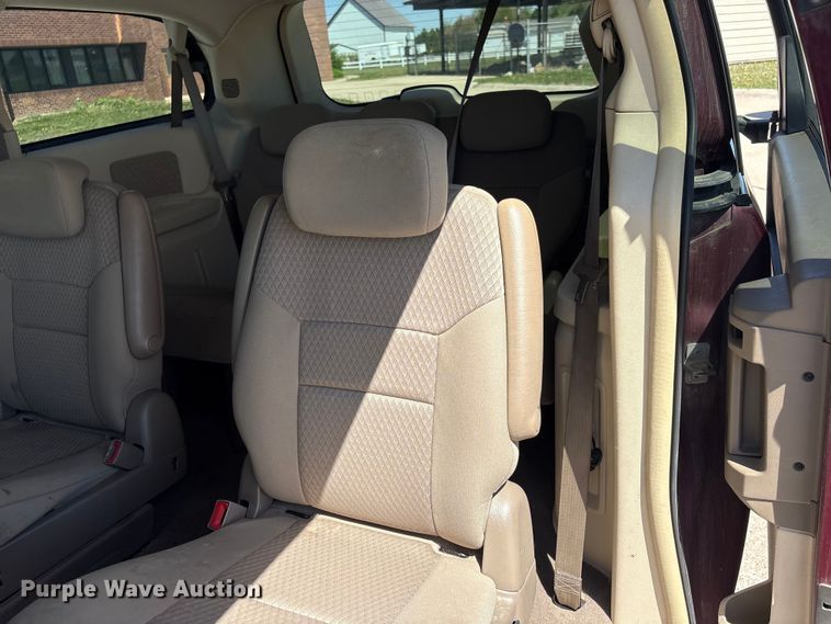 image for item FG2989 2008 Chrysler Town And Country van