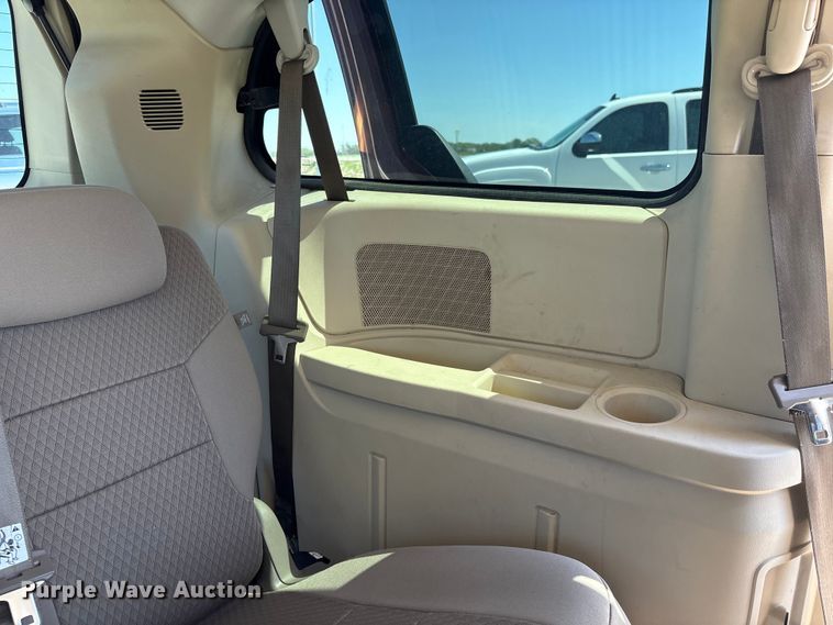 image for item FG2989 2008 Chrysler Town And Country van