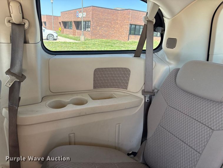 image for item FG2989 2008 Chrysler Town And Country van