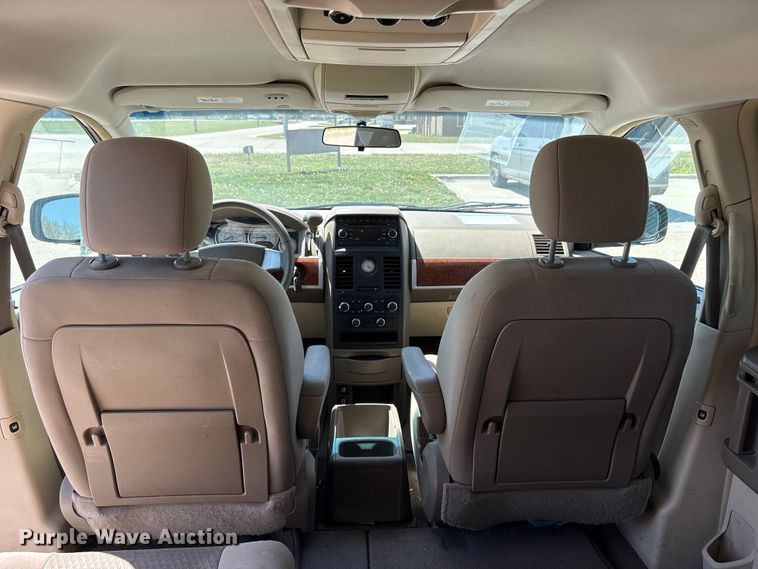 image for item FG2989 2008 Chrysler Town And Country van