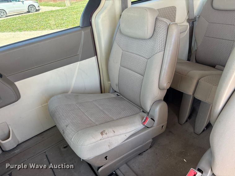 image for item FG2989 2008 Chrysler Town And Country van