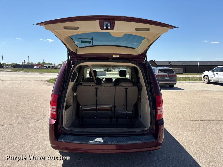 image for item FG2989 2008 Chrysler Town And Country van