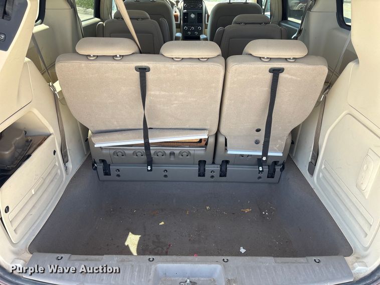image for item FG2989 2008 Chrysler Town And Country van