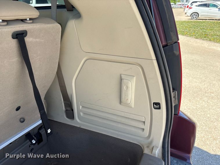 image for item FG2989 2008 Chrysler Town And Country van