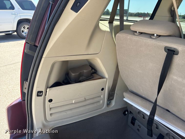 image for item FG2989 2008 Chrysler Town And Country van