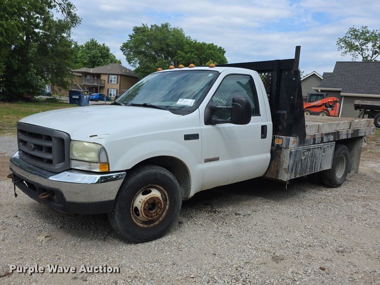 2004 Ford F350 Super Duty  flatbed pickup truck