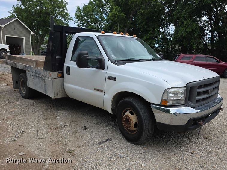 image for item FH6019 2004 Ford F350 Super Duty  flatbed pickup truck