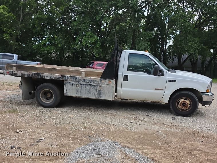 image for item FH6019 2004 Ford F350 Super Duty  flatbed pickup truck