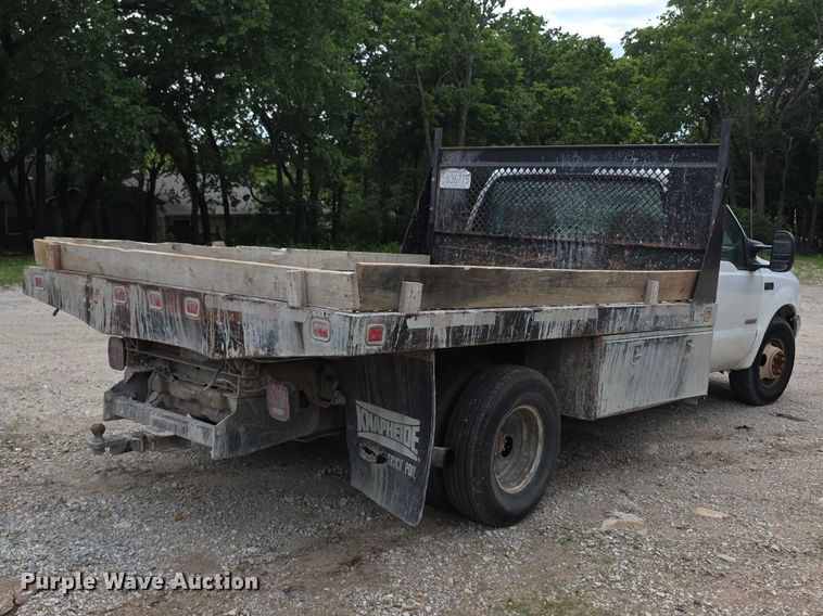 image for item FH6019 2004 Ford F350 Super Duty  flatbed pickup truck