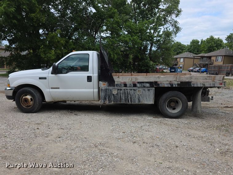 image for item FH6019 2004 Ford F350 Super Duty  flatbed pickup truck