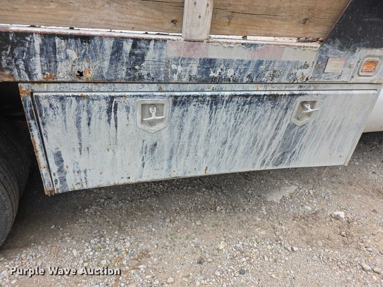 image for item FH6019 2004 Ford F350 Super Duty  flatbed pickup truck