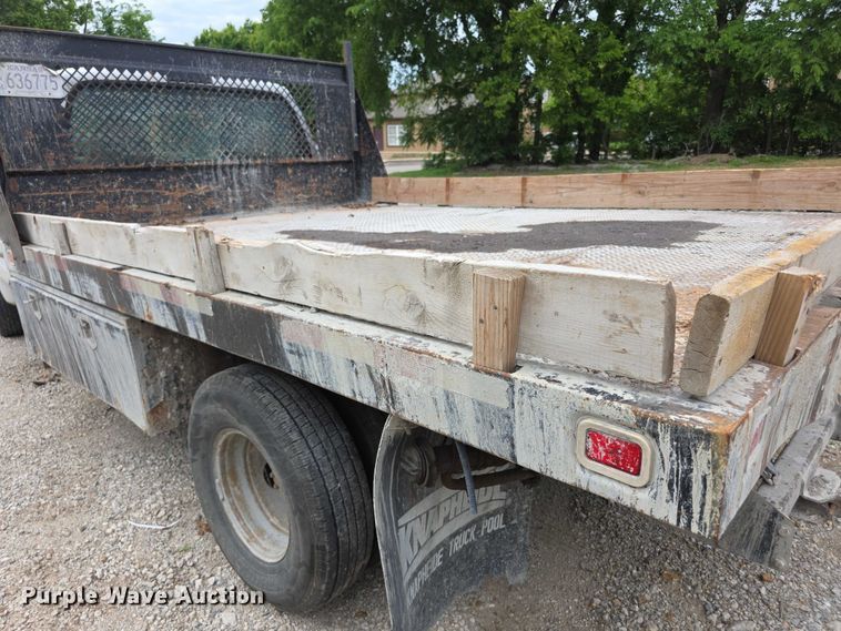image for item FH6019 2004 Ford F350 Super Duty  flatbed pickup truck