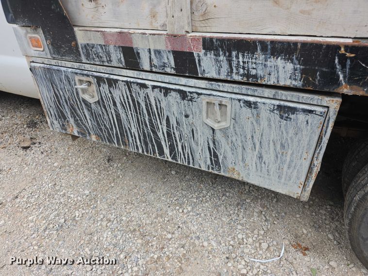 image for item FH6019 2004 Ford F350 Super Duty  flatbed pickup truck