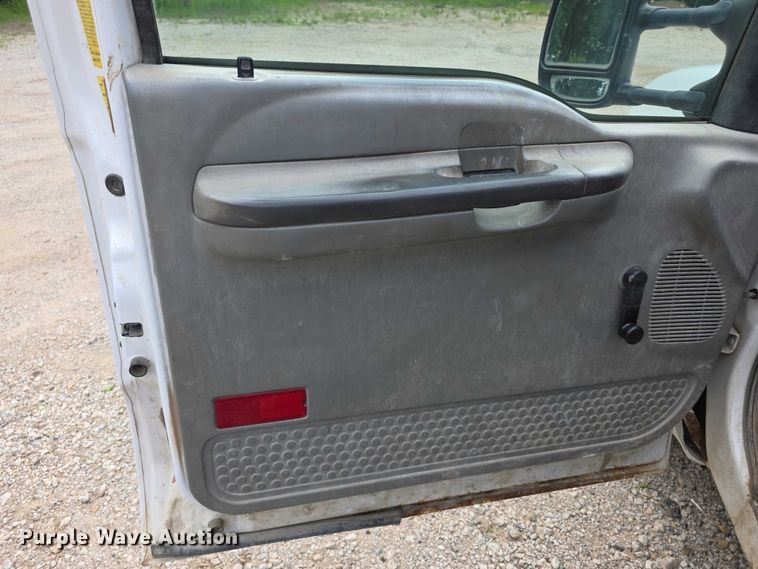 image for item FH6019 2004 Ford F350 Super Duty  flatbed pickup truck