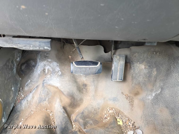 image for item FH6019 2004 Ford F350 Super Duty  flatbed pickup truck