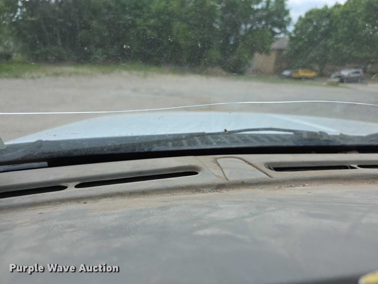 image for item FH6019 2004 Ford F350 Super Duty  flatbed pickup truck