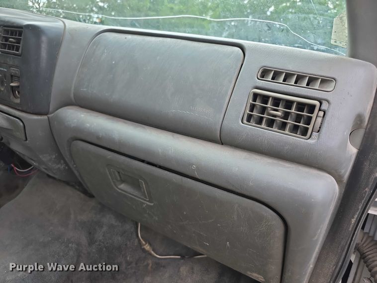 image for item FH6019 2004 Ford F350 Super Duty  flatbed pickup truck