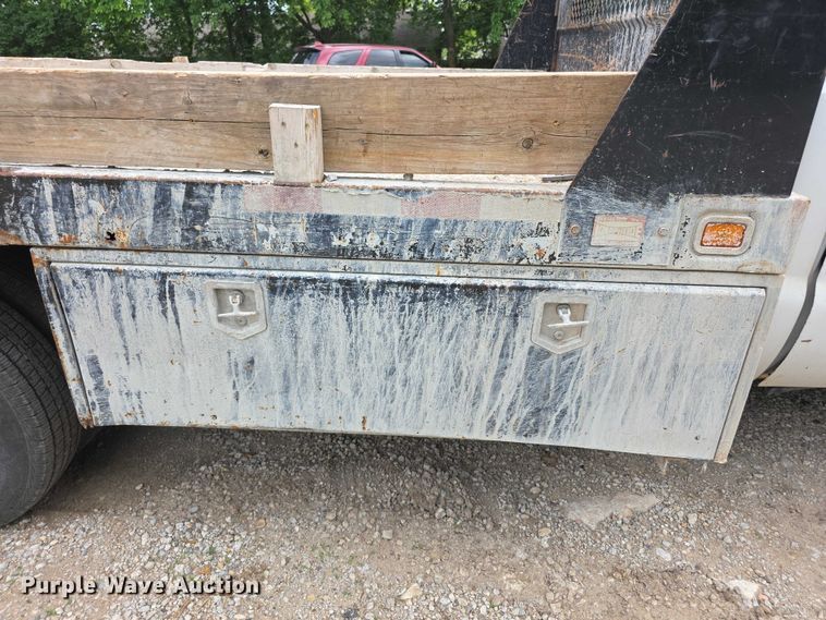 image for item FH6019 2004 Ford F350 Super Duty  flatbed pickup truck
