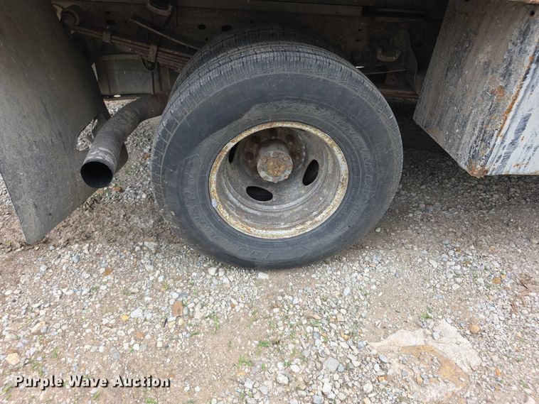image for item FH6019 2004 Ford F350 Super Duty  flatbed pickup truck