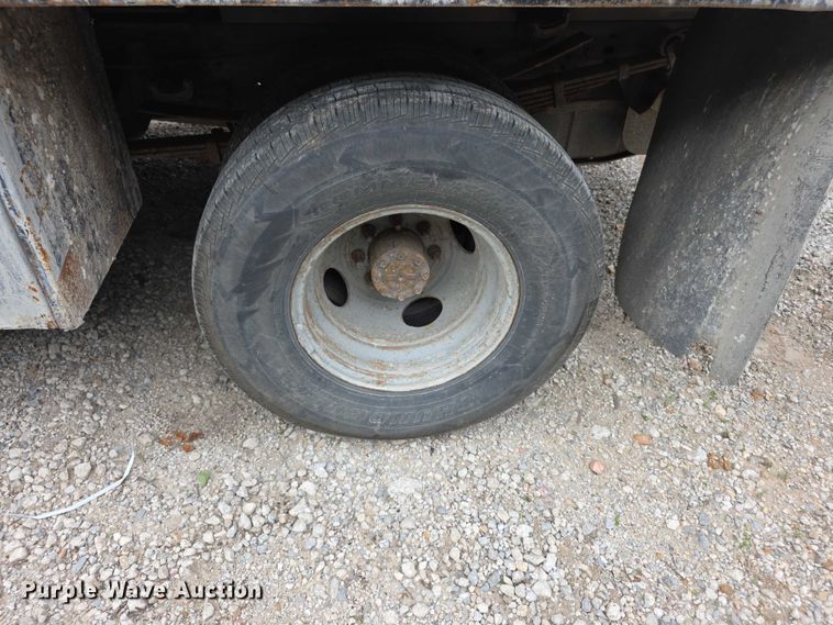image for item FH6019 2004 Ford F350 Super Duty  flatbed pickup truck