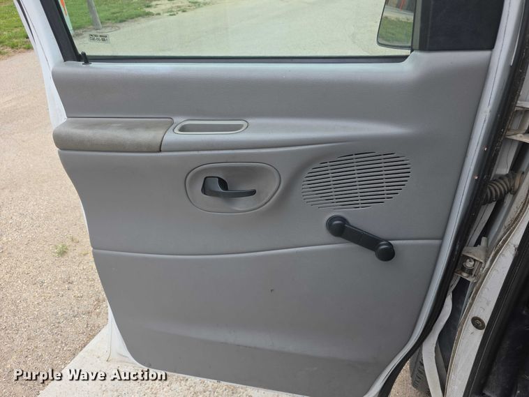 image for item FH6045 2000 Ford E350 van