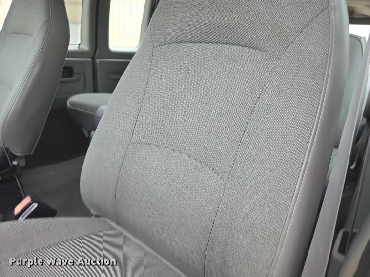 image for item FH6045 2000 Ford E350 van