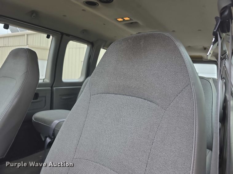 image for item FH6045 2000 Ford E350 van