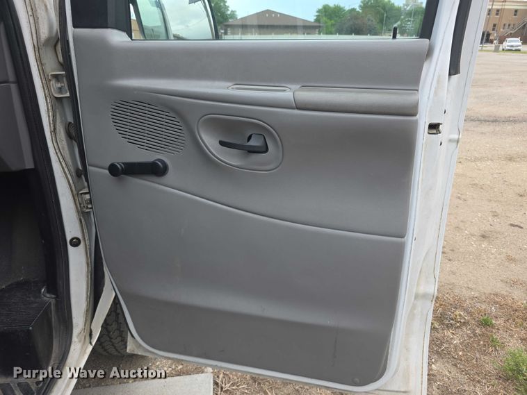 image for item FH6045 2000 Ford E350 van