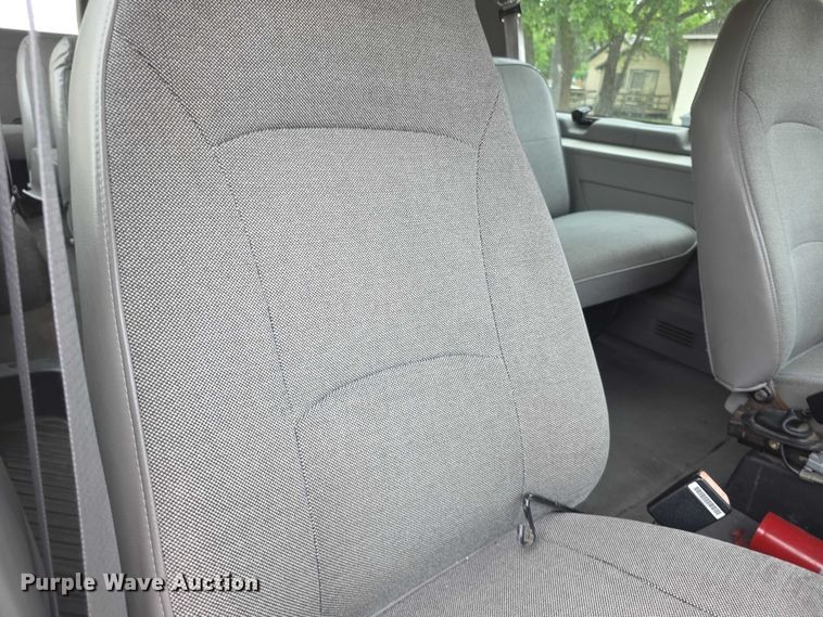 image for item FH6045 2000 Ford E350 van